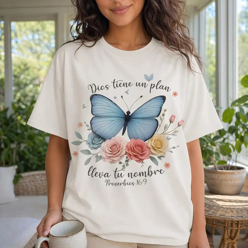 Dios Tiene Un Plan butterfly shirt natural